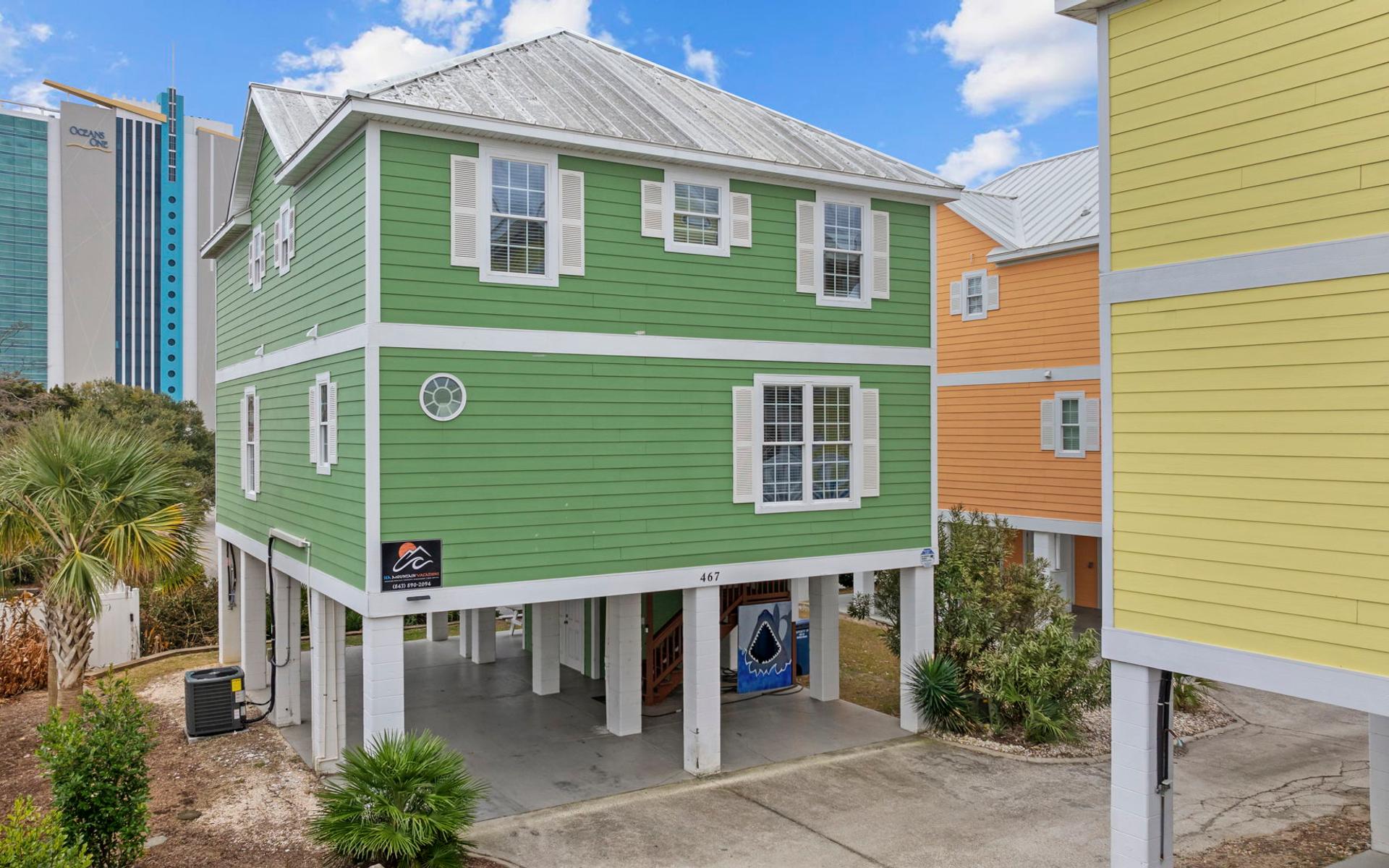Sand Dollar open-concept living room and kitchen — Myrtle Beach vacation rental